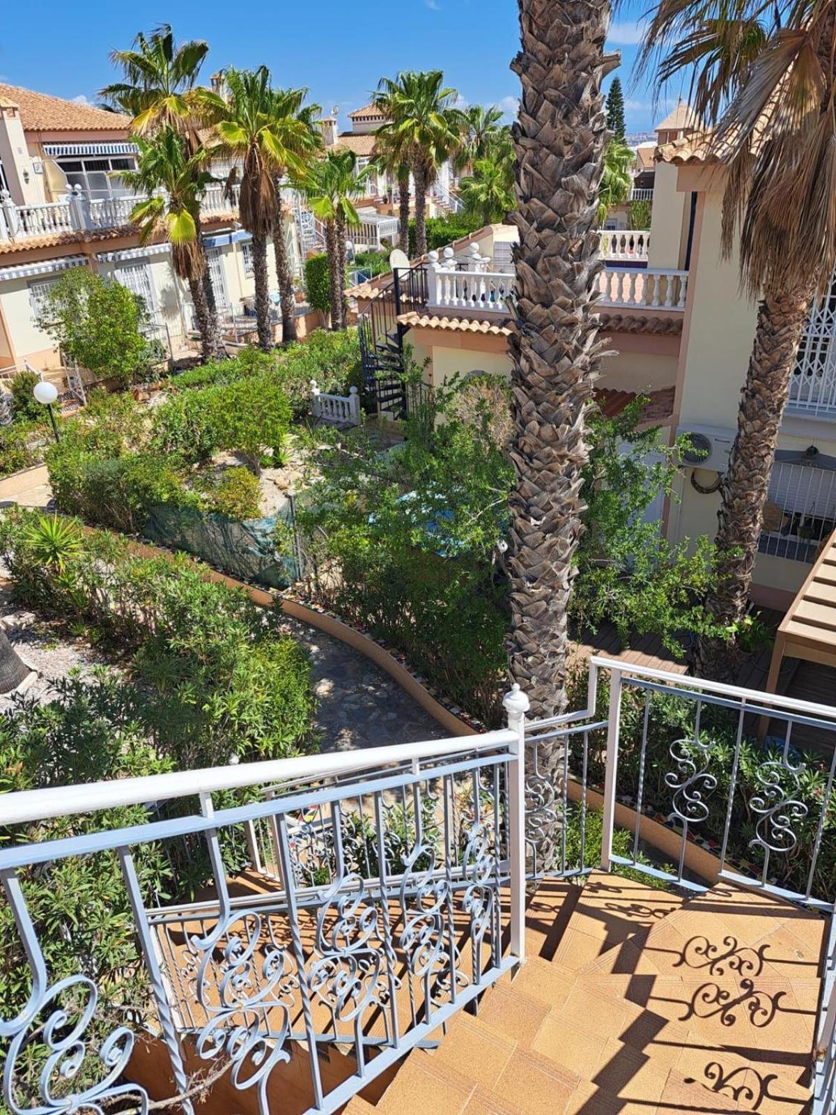 Schoenes Ruhiges Rooftop Apartment Mit Grosser Dachterrasse Torrevieja Exterior foto